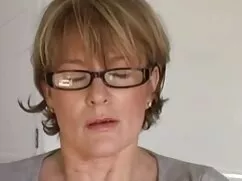 Violación videos pornos español xxx de la chica en la mesa con un amigo de su