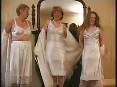 Salió de debajo de peliculas de españolas xxx sus bragas y han corrido en la boca